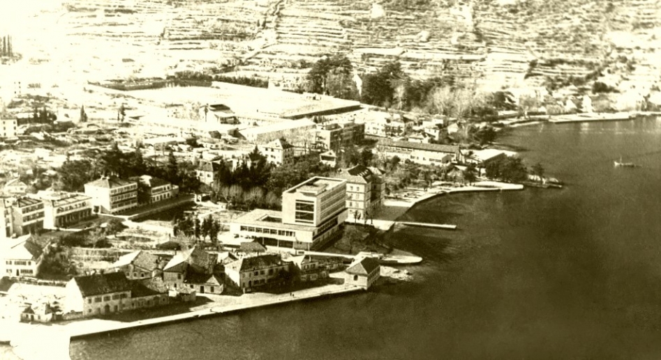 Панорама города Котор с моря (фото С.Кочнева)