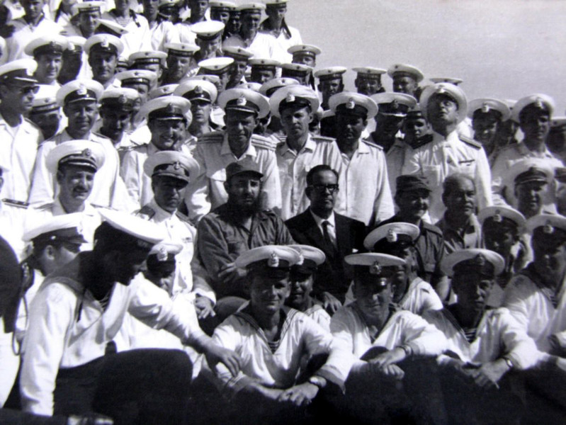 На переднем плане Фидель, Освальдо Дортикос и Рауль Кастро (фото В. Котвицкого)