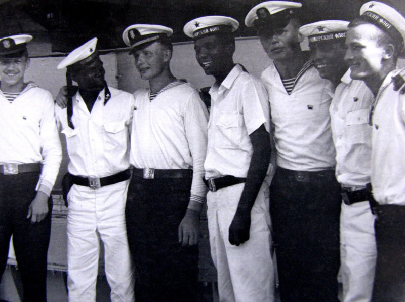 На борту кубинские моряки (фото В. Котвицкого)