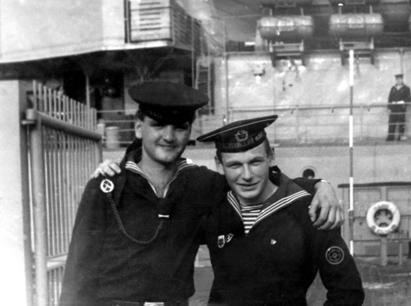На фоне "Грозного" с немецким моряком (фото А. Кокоулина)