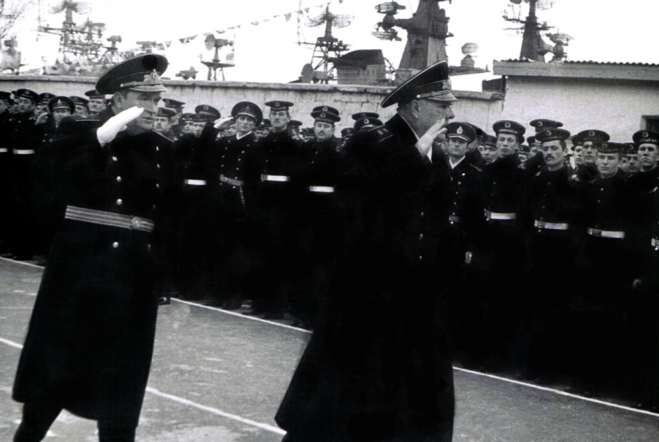 Главком Черноморским флотом принимает парад