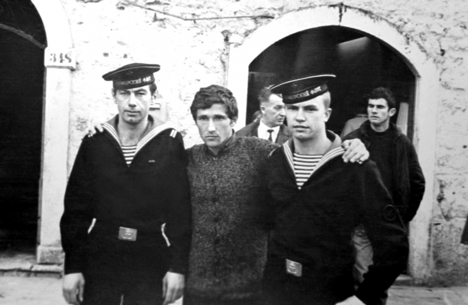 Котор(Югославия): в центре молодой ченогорец, справа Демидов