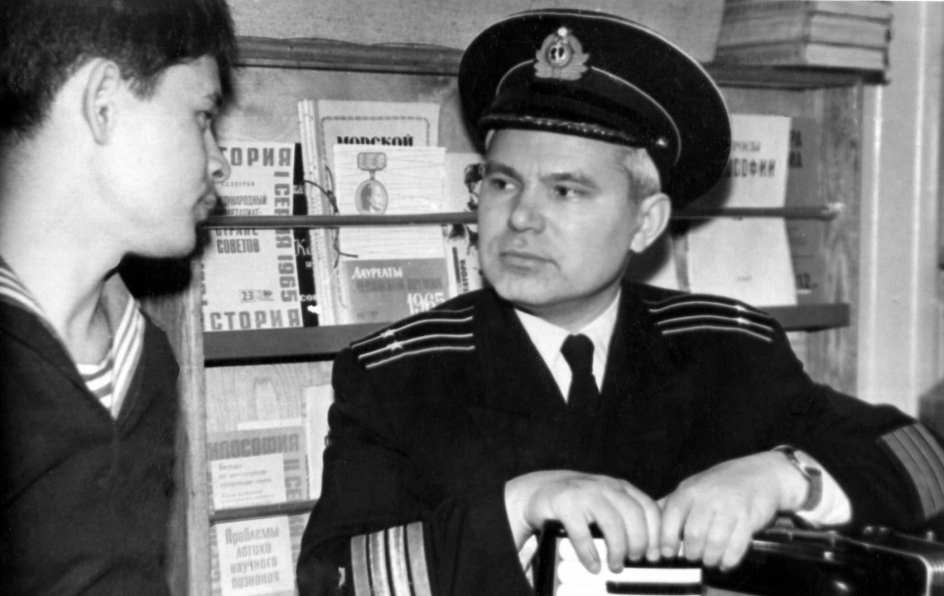 Замполит В.Д. Ворыхалов и комсорг Ю.А. Акмамбетов 1965 год