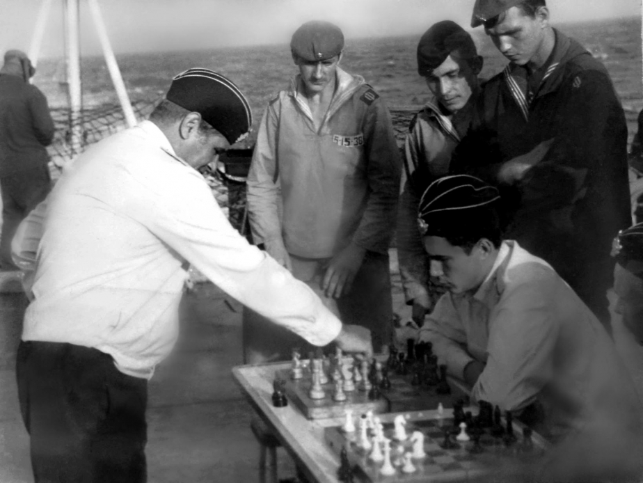 Контрадмирал Колабин игра в шахматы, Николай Жуков (проиграл)