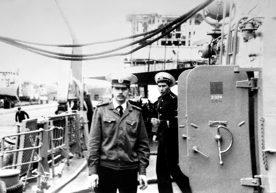 В Лиепае 1986 год. Инженер бч-7 Галочкин и дежурный по кораблю Жуков