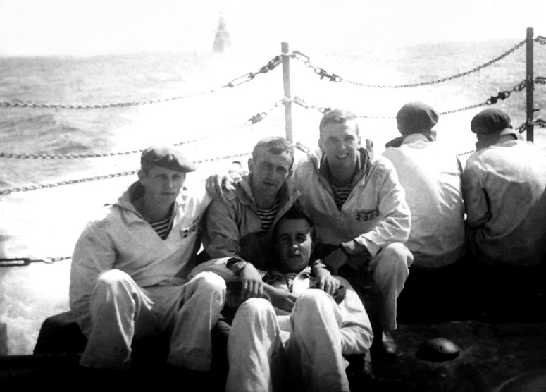 По ходовой. Лежит О.Савченко, слева Н.Андреев, В.Вилинский, В.Перегородиев