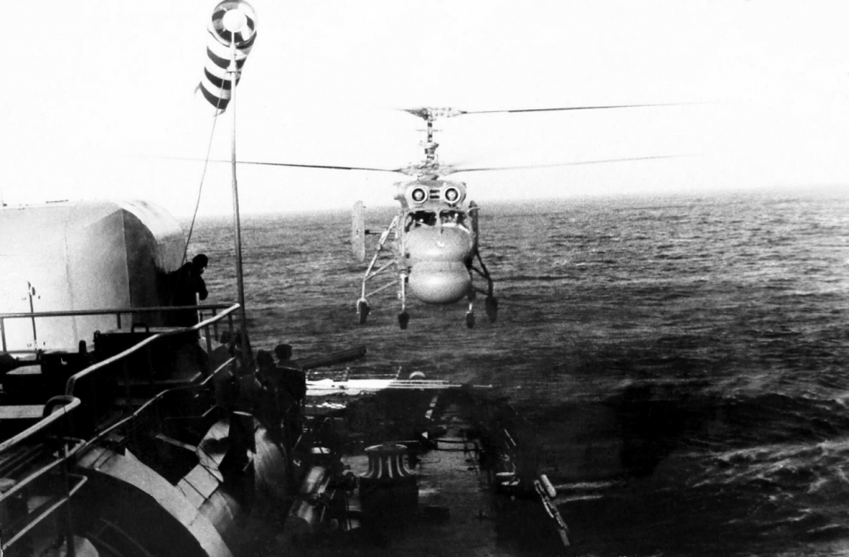 Посадка вертолета на корму "Грозного"
