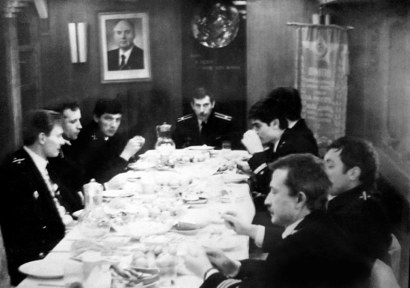 Обед в офицерской столовой во главе с Михайловым Н.Н., справа Шилин