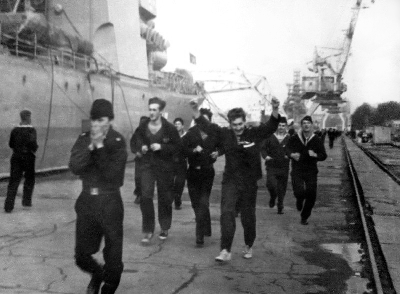 Кросс, Атаев, Бабенков, с поднятыми руками, Кулаков и самый большой Паникаров