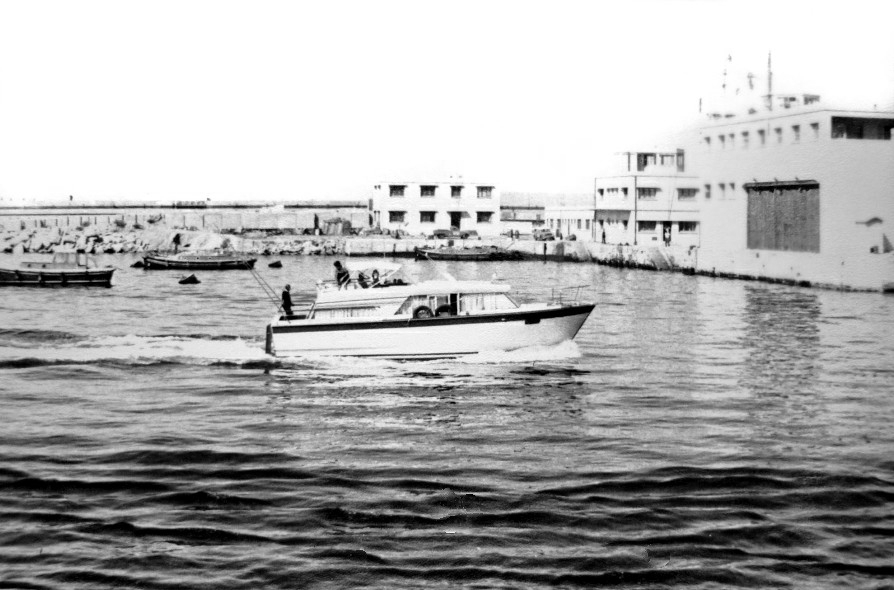 г. Касабланка. катер провожает отряд кораблей из порта Касабланки