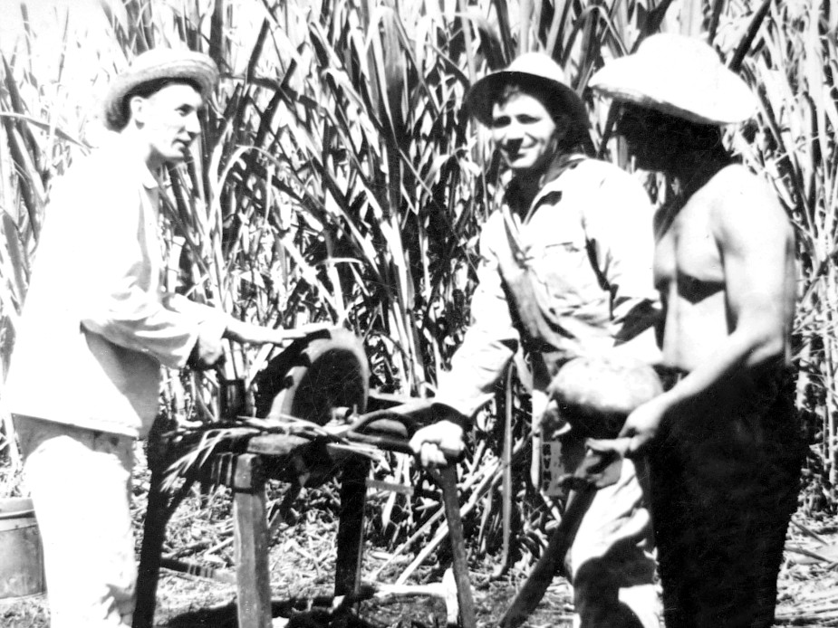 1969г. Куба. провинция Матансас заточка мачете перед рубкой сахарного тростника я Мельничук крутит точило и офицер