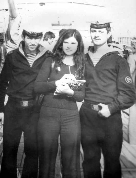 Любят наши моряки фотографироваться с девчонками...(Киселев Е.)