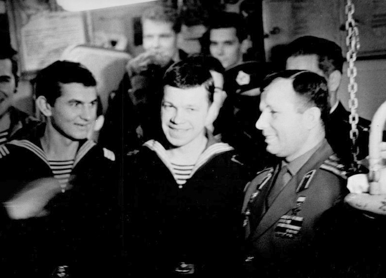 Юрий Гагарин на нашем крейсере. 1965 год.