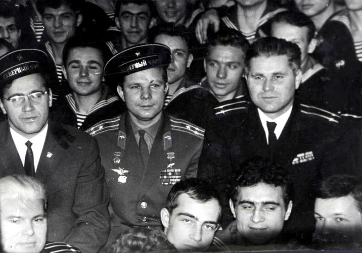 Юрий Гагарин на нашем крейсере. 1965 год.