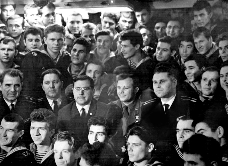 Юрий Гагарин на нашем крейсере. 1965 год.