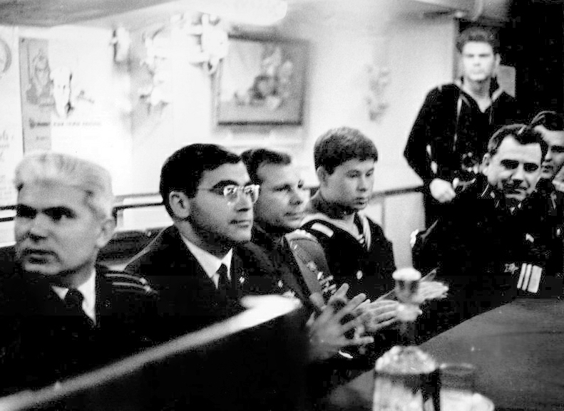 Юрий Гагарин на нашем крейсере. 1965 год.