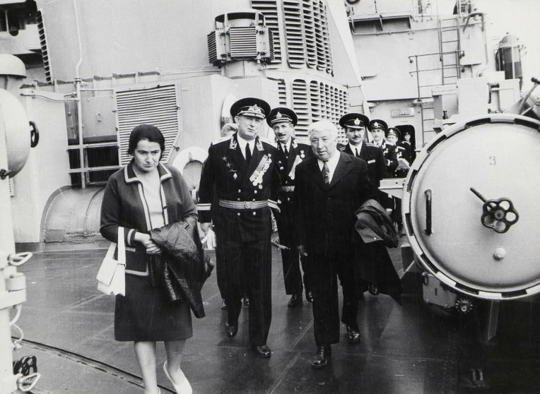 1974 г. Визит в Египет. Посещение крейсера Расулом Гамзатовым.