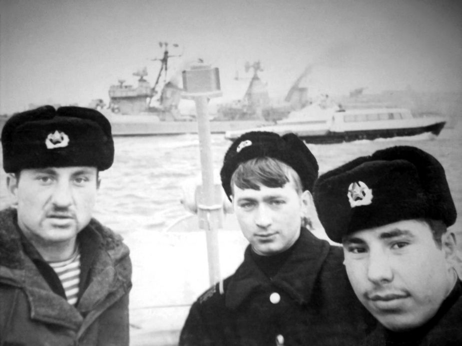 Команда барказа и секретчик В. Голендер