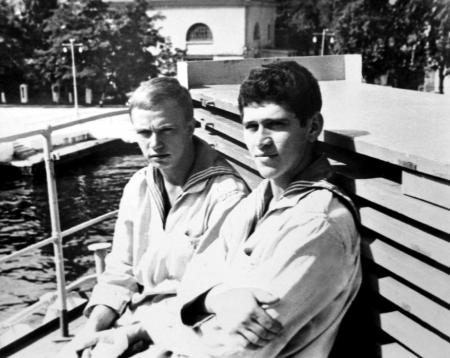 На фото слева ст. 2 ст. Николай Демидов, справа матрос Вячеслав Тарасюк