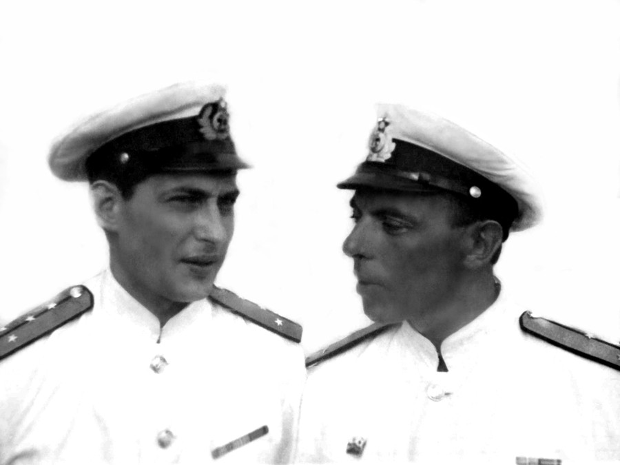Заклятые друзья.  Слева командир гуро 1 рд В. Волк и Ком 1 СБ 1рд Г.Юферов