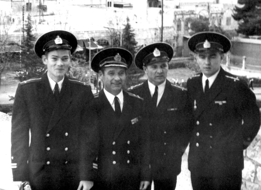 На берегу. Слева А Пенкин, А. Павлов