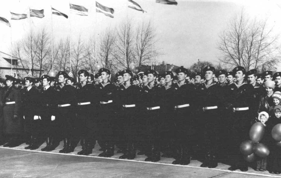 Морская пехота (к 100-летию ВЛКСМ)
