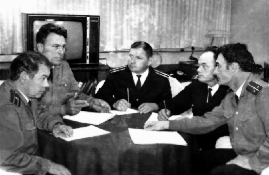 Кажется ком БЧ1, м-н Кардаильский, Киселев, ком.БЧ5 и Лисин парторг