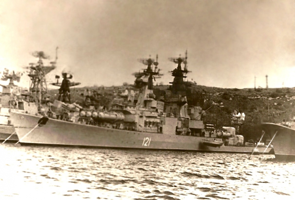 "Грозный" у стенки в Севастополе ( дома)