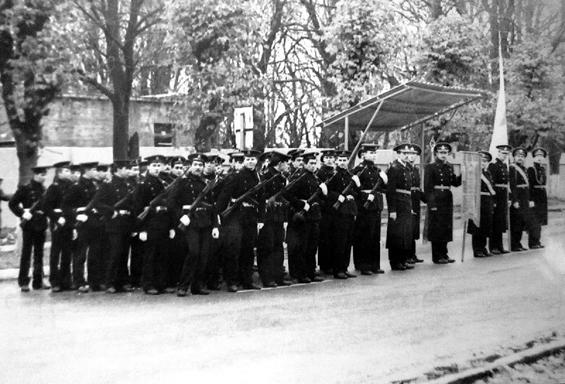 Парад на 7ноября 1989г. в г.Лиепая, у матросов второй справа Бабенков А