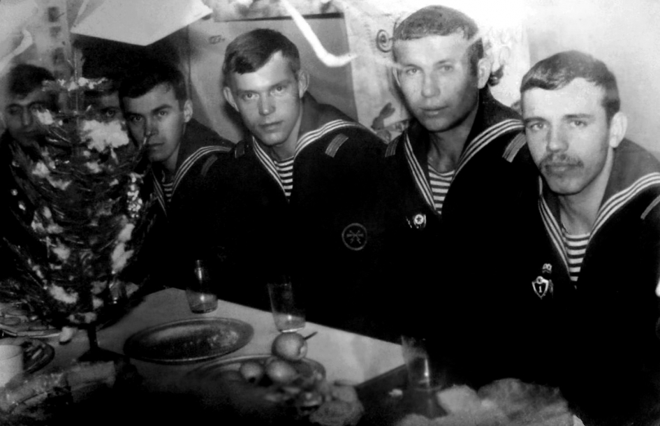 Новый год слева-направо:  Малаев, Хаянин, Король А., Скребнев А.