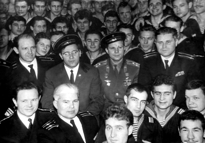 Приезд Гагарина на "Грозный"
