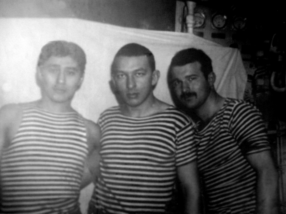 Бахтиер Исматов, Володя Фомичев и я в ПДУ кормовой машины