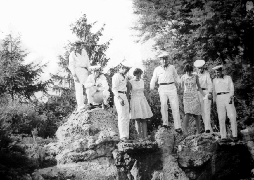 1967г. Болгария Варна в увольнении с болгарскими девушками