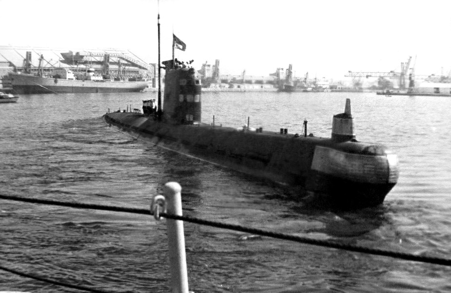 1968г. Марокко. г. Касабланка. Отшвартовка ПЛ для ухода в океан
