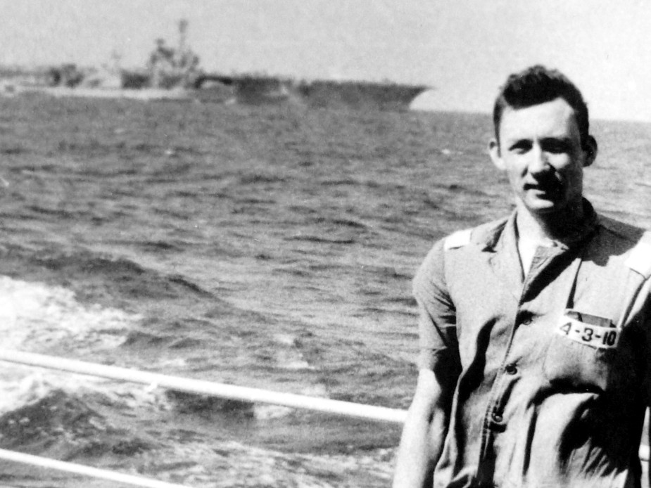 Средиземка на фоне американского авианосца