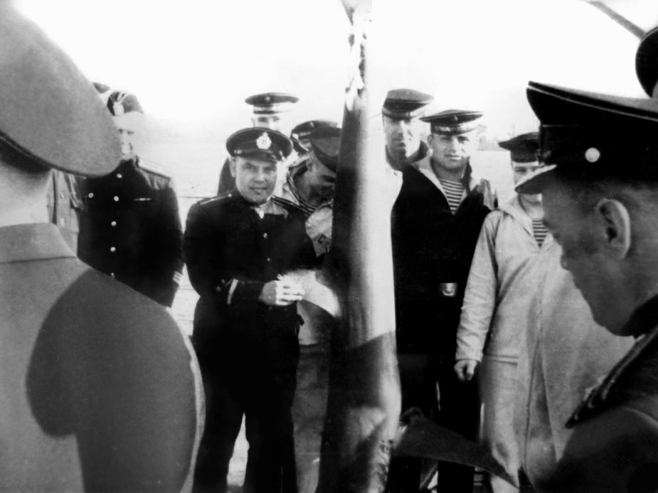 Средиземка акула перед эддзекуцией поднята за хвост установкой кормового главного калибра